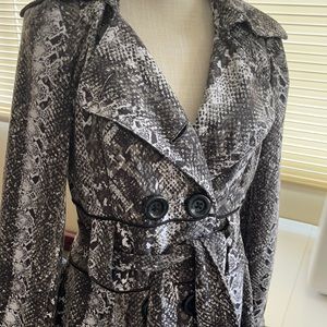 Candie’s long flare coat, print size L.